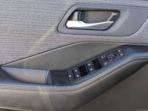 Used 2021 Nissan Rogue SV image 14