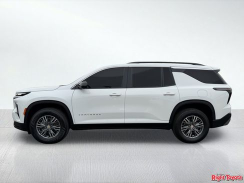 Used 2025 Chevrolet Traverse LT w/ Driver Confidence Package FWD image 3