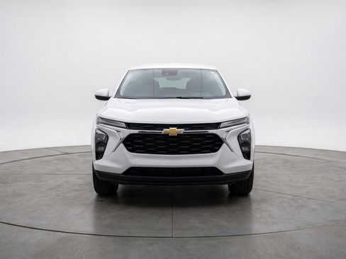 Used 2025 Chevrolet TrailBlazer LT AWD/4WD image 2