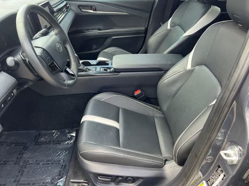 Used 2025 Toyota Camry SE w/ Convenience Package FWD image 9
