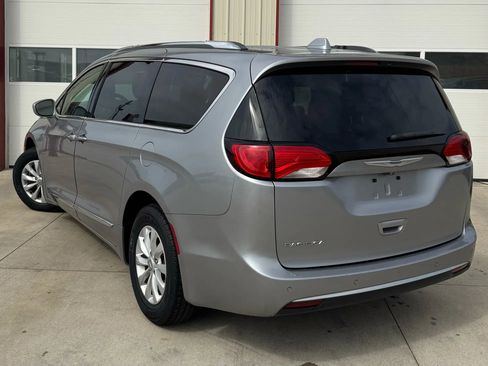 Used 2019 Chrysler Pacifica Touring-L FWD image 24