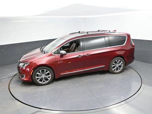 Used 2017 Chrysler Pacifica Limited FWD image 41