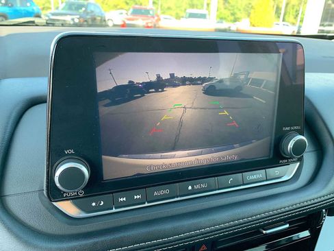 Used 2022 Nissan Rogue SV image 14