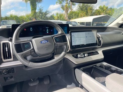 Used 2025 Ford Expedition Active AWD/4WD image 16