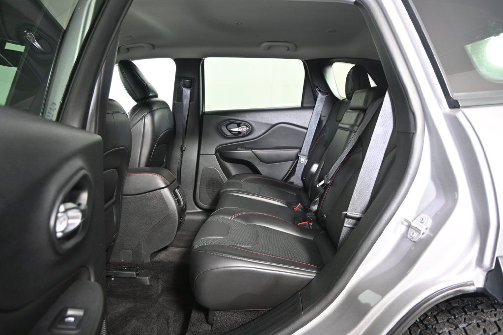 Used 2019 Jeep Cherokee Trailhawk AWD/4WD image 18