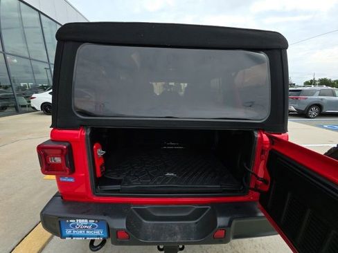 Used 2019 Jeep Wrangler Unlimited Sahara w/ Dual Top Group AWD/4WD image 27