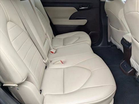 Used 2022 Toyota Highlander XLE image 18
