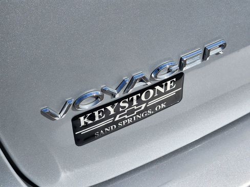 Used 2023 Chrysler Voyager LX image 12