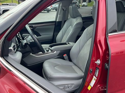 Certified 2021 Toyota Highlander Platinum image 27