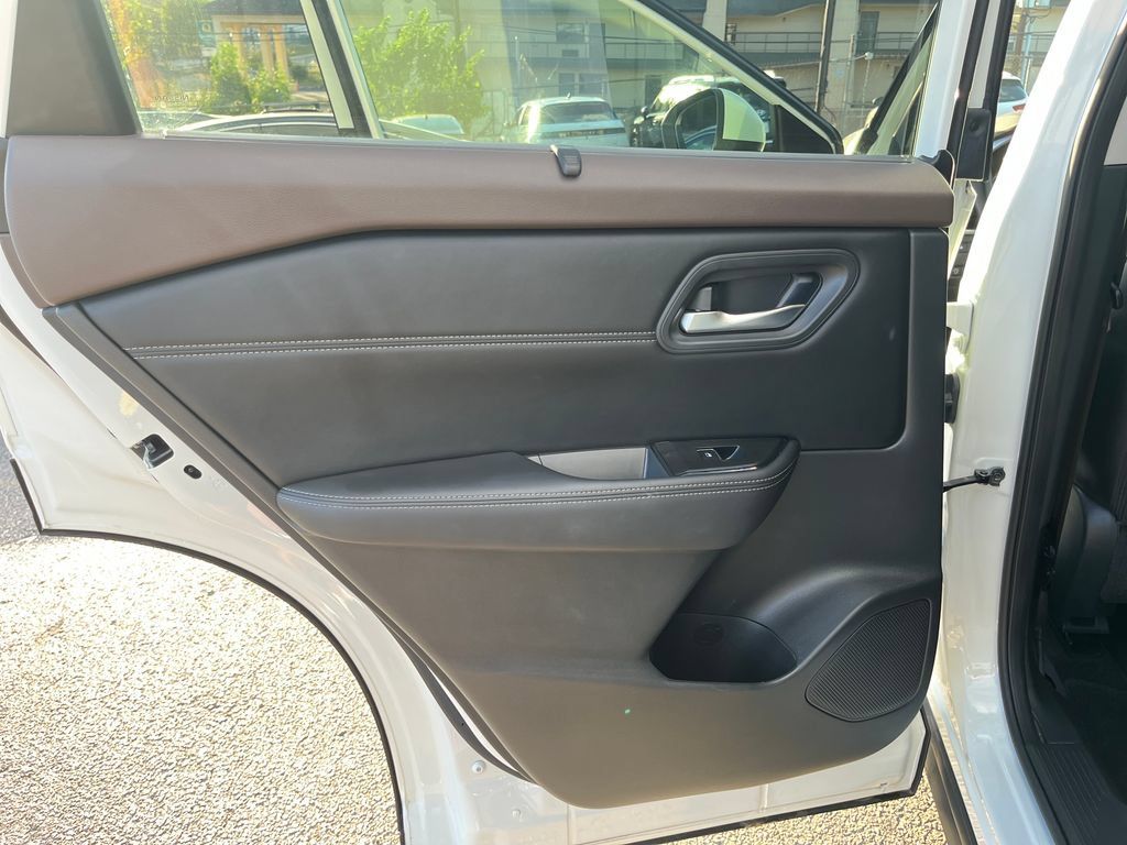 Used 2023 Nissan Rogue SL w/ SL Premium Package FWD image 30