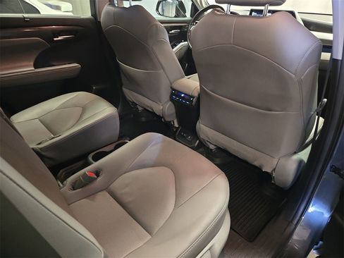 Used 2020 Toyota Highlander Platinum image 11