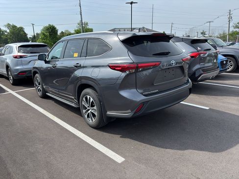 Used 2021 Toyota Highlander XLE FWD image 3