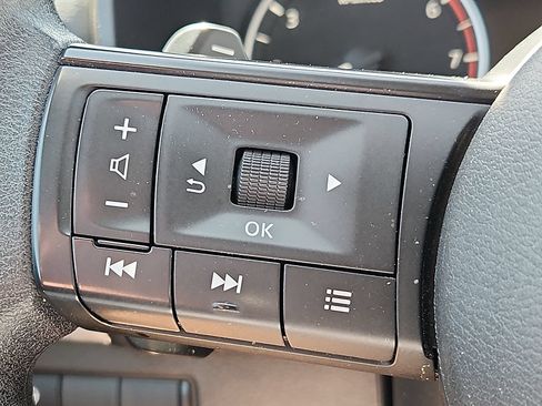 Used 2024 Nissan Rogue SV FWD image 18