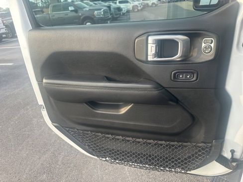 Used 2018 Jeep Wrangler Unlimited Sahara image 18