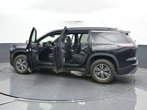 Used 2025 Chevrolet Traverse LT FWD image 34