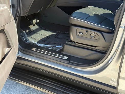 Certified 2023 Cadillac Escalade Premium Luxury w/ Performance Package AWD/4WD image 18