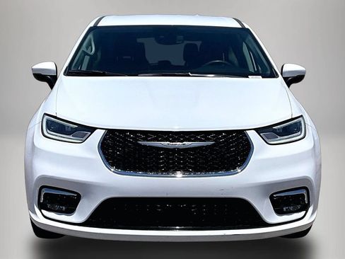 Used 2023 Chrysler Pacifica Touring-L FWD image 2