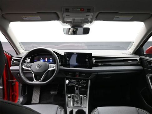 Certified 2025 Volkswagen Jetta SE image 27