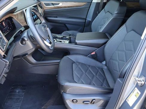 Used 2025 Volkswagen Atlas SE AWD/4WD image 17