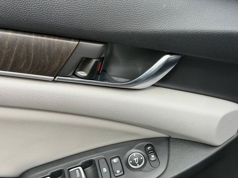 Used 2019 Honda Accord EX image 16