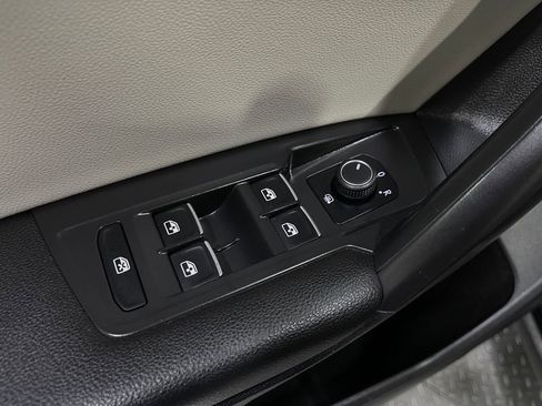 Used 2021 Volkswagen Tiguan SE w/ Panoramic Sunroof Package image 14