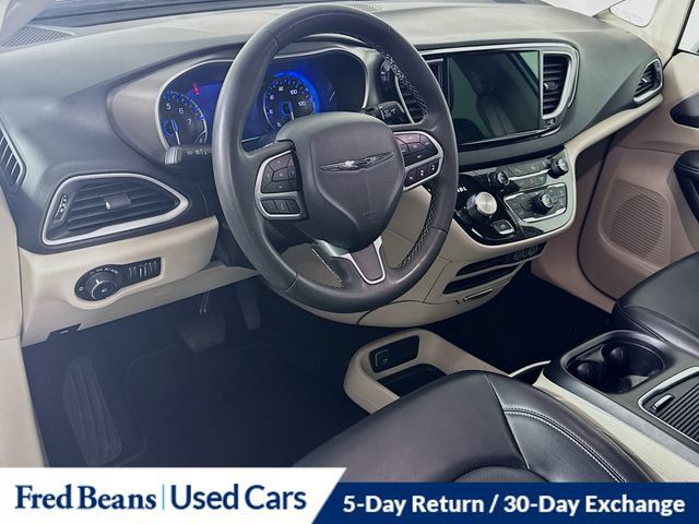 Used 2023 Chrysler Pacifica Touring-L FWD image 12
