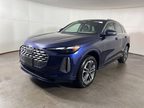 Used 2025 Audi Q5 Premium w/ Convenience Package image 3