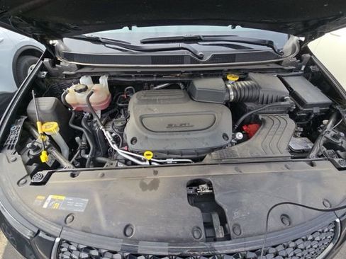 Used 2025 Chrysler Pacifica Select image 17