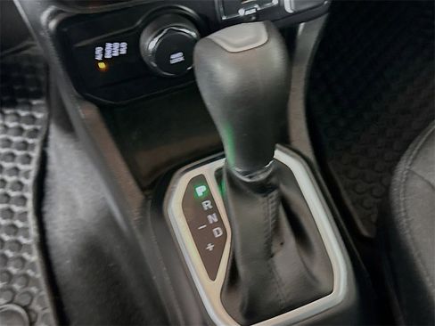 Used 2018 Jeep Renegade Latitude w/ Cold Weather Group image 17