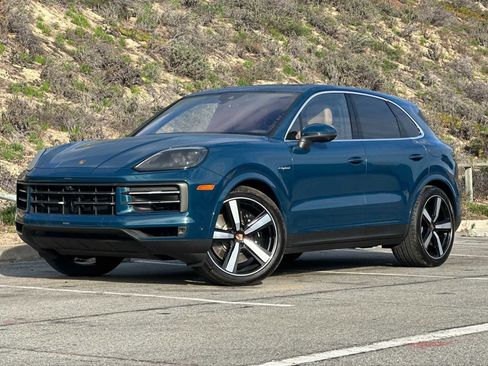 Certified 2025 Porsche Cayenne E-Hybrid image 1