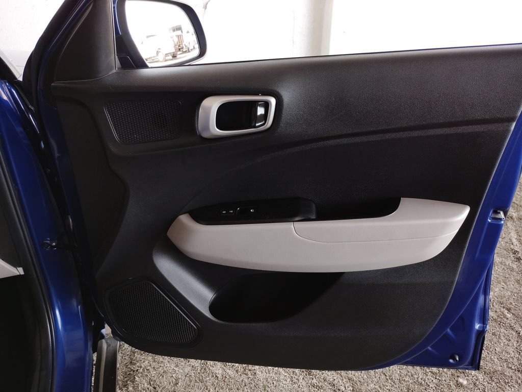 Used 2021 Hyundai Venue SEL FWD image 11