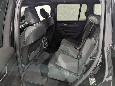 Used 2024 Jeep Grand Cherokee Laredo X image 12