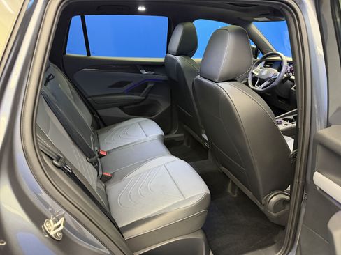 Certified 2025 Volkswagen Tiguan SE R-Line AWD/4WD image 26