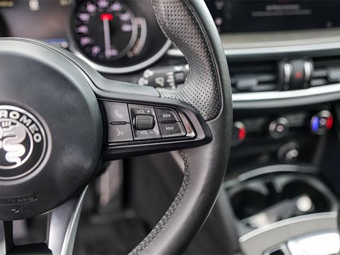 Used 2023 Alfa Romeo Stelvio Ti image 13