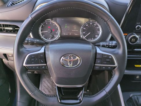 Used 2023 Toyota Highlander image 9