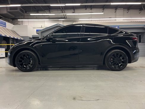 Used 2022 Tesla Model Y Long Range image 4