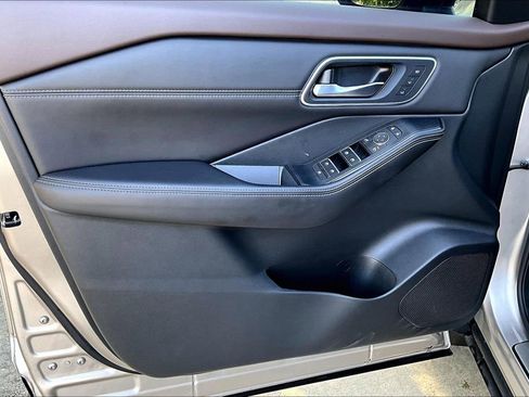 Used 2022 Nissan Rogue Platinum w/ Head-Up Display Package image 22