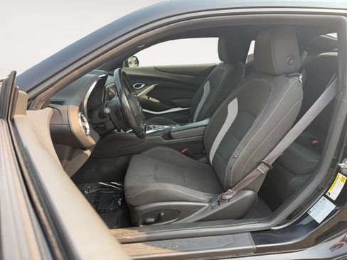 Used 2017 Chevrolet Camaro LT w/ Technology Package RWD image 6
