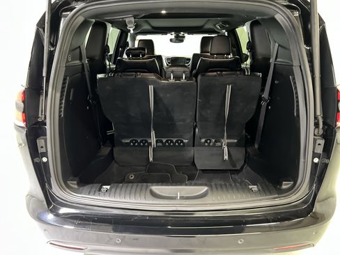 Used 2025 Chrysler Pacifica Limited image 14