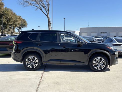 Used 2023 Nissan Rogue SV image 2