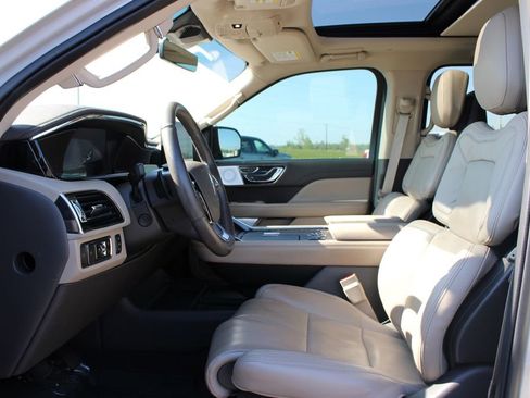 Used 2023 Lincoln Navigator Reserve image 19