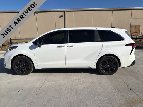 Used 2022 Toyota Sienna XSE image 8