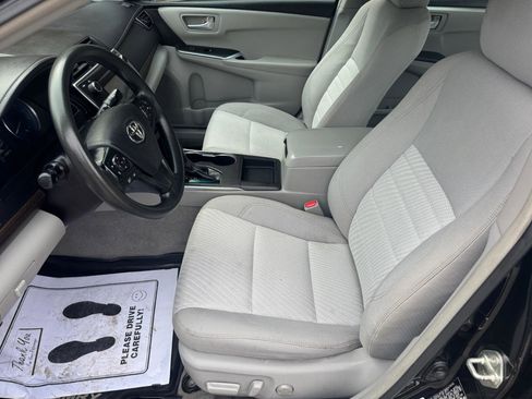 Used 2017 Toyota Camry LE image 5