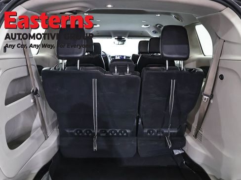 Used 2023 Chrysler Pacifica Touring-L FWD image 9