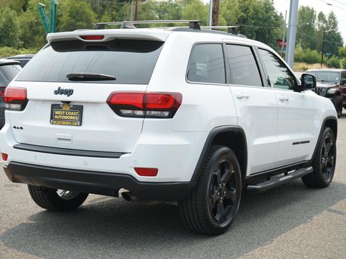 Used 2019 Jeep Grand Cherokee Laredo AWD/4WD image 5