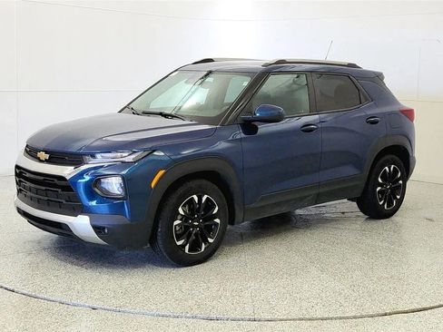 Used 2021 Chevrolet TrailBlazer LT w/ Convenience Package FWD image 3