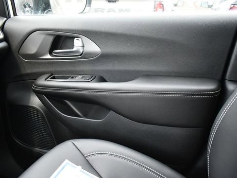 New 2026 Chrysler Pacifica Select image 16