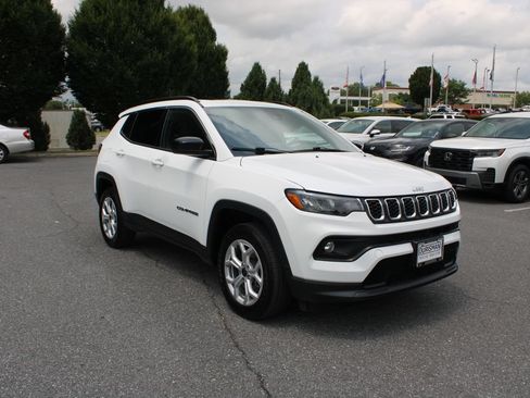 Used 2025 Jeep Compass Latitude w/ Sun & Sound Group AWD/4WD image 31