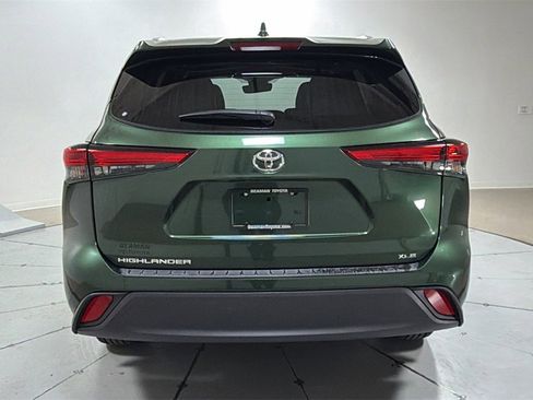 Used 2023 Toyota Highlander XLE image 4