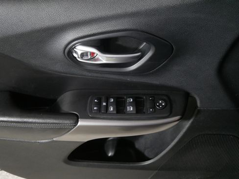 Used 2019 Jeep Cherokee Latitude Plus image 19